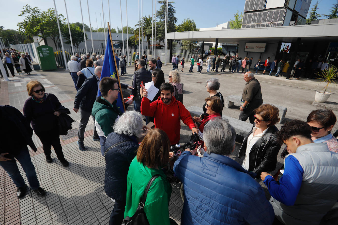 Largas colas en Gijón para el mitin de Pedro Sánchez