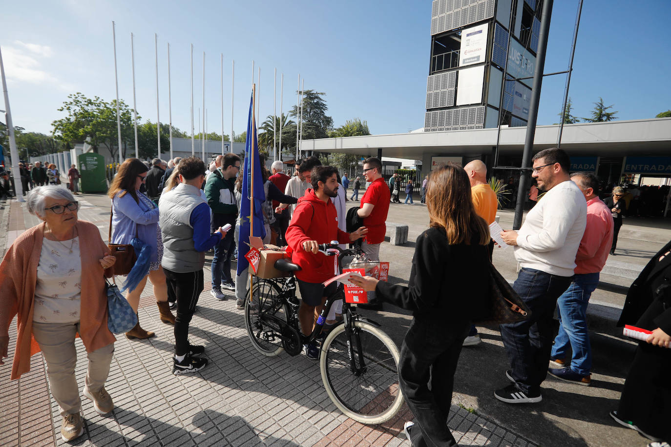 Largas colas en Gijón para el mitin de Pedro Sánchez