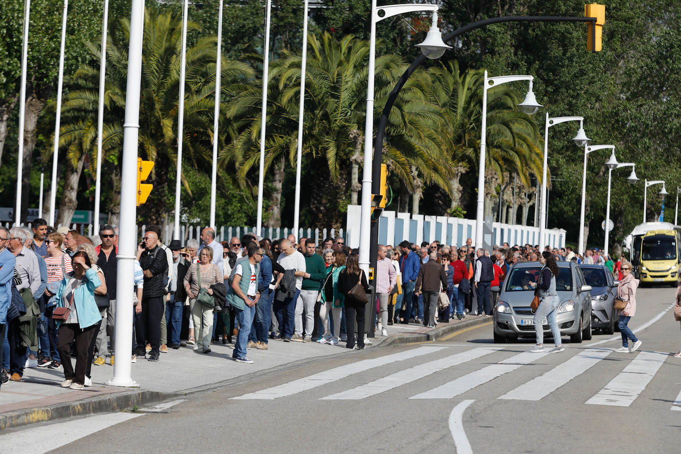 Largas colas en Gijón para el mitin de Pedro Sánchez