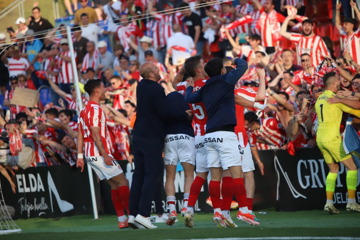 Diego, Ramírez, Pablo García, Queipo, entre otros, celebran con La Mareona, el pase al play off.