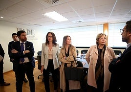 Charla distendida de la alcaldesa (segunda por la derecha) antes de iniciar la reunión en Oviedo.