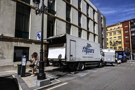 Un camión preparado para la mudanza, aparcado el pasado septiembre en el lateral de la Escuela de Minas.