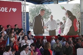 Sánchez y Barbón beben un culín antes de entrar en el mitin.