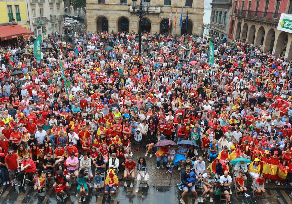 Aficionados siguiendo la final del Mundial femenino en la plaza Mayor el pasado verano.