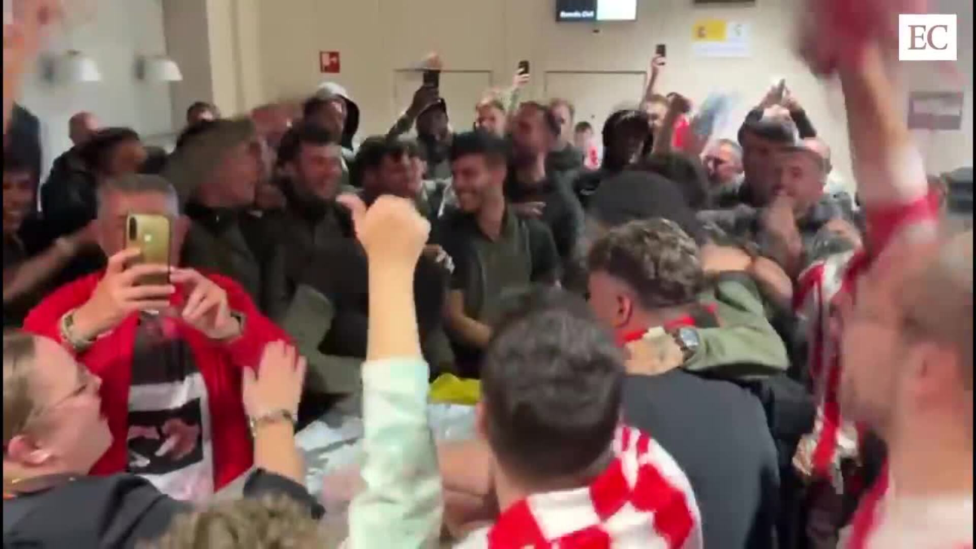 El caluroso recibimiento de la afición del Sporting a su equipo