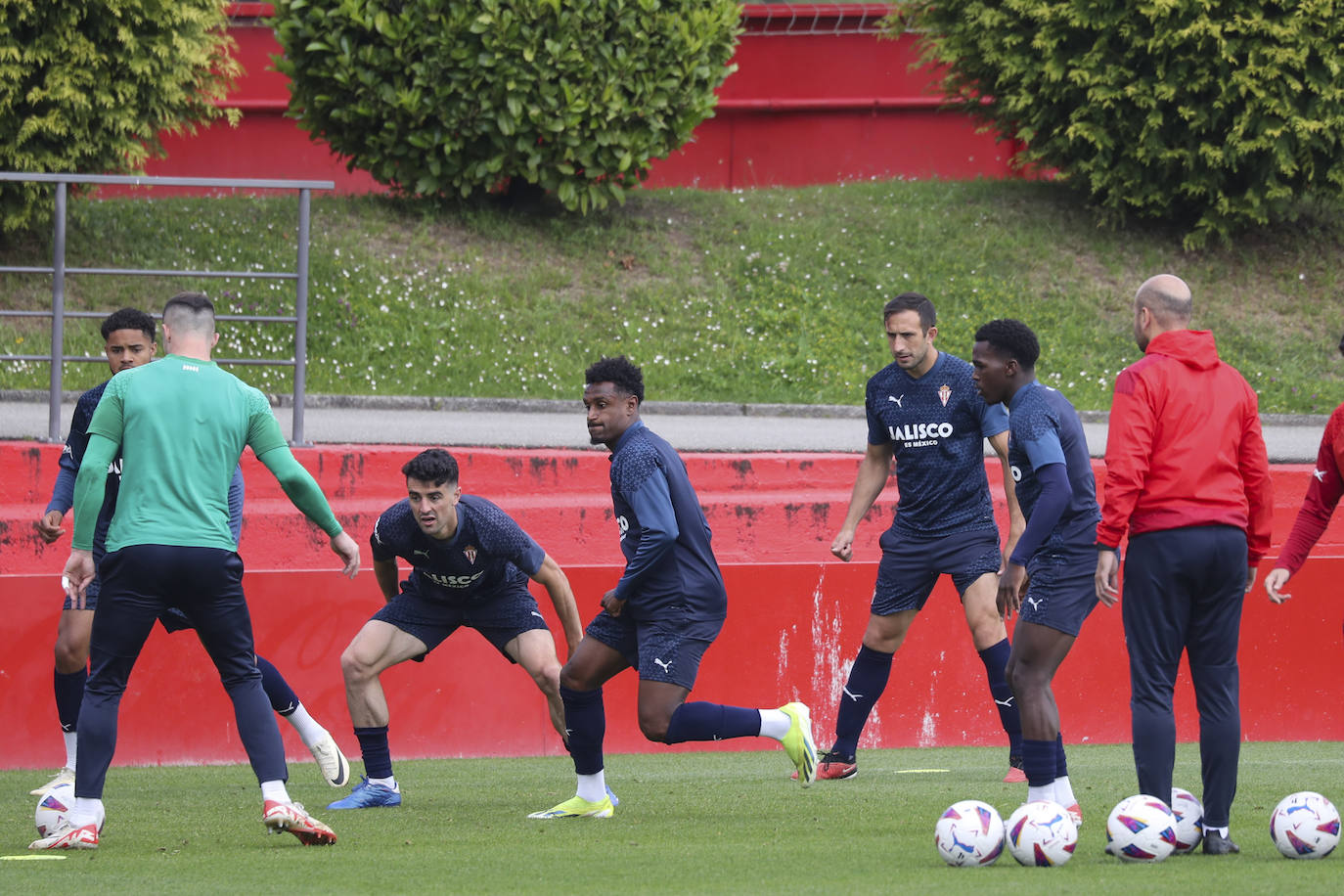 Entrenamiento del Sporting, tras la resaca emocional al entrar en &#039;play off&#039;