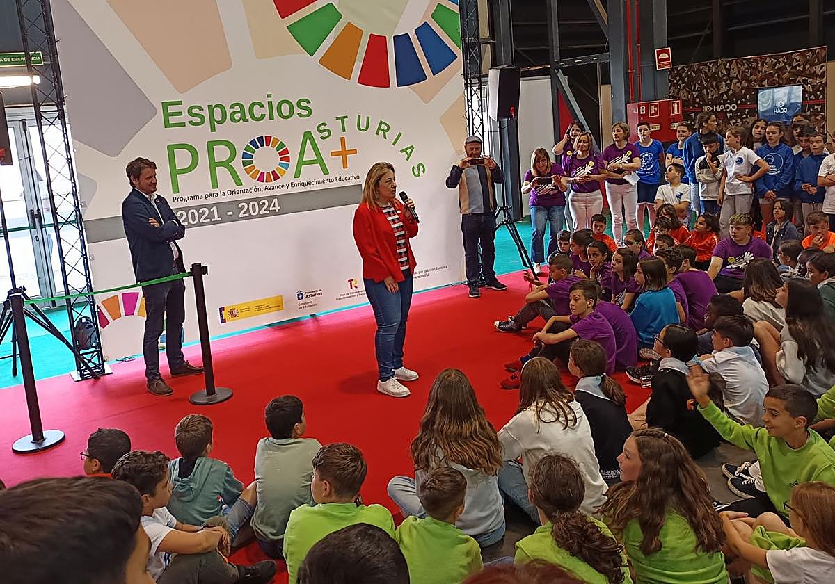 La consejera de Educación, Lydia Espina, en el Programa para la Orientación, Avance y Enriquecimiento Educativo, 'Espacios Proa Asturias'.