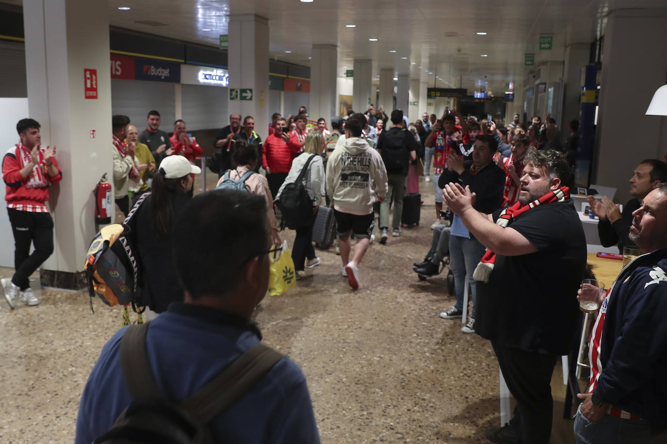 Caluroso recibimiento del Sporting en el aeropuerto de Asturias