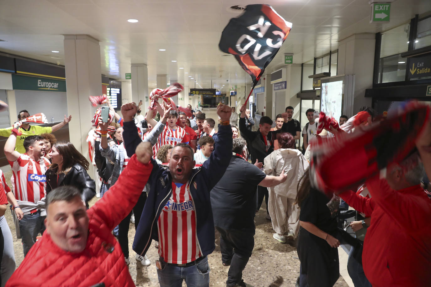 Caluroso recibimiento del Sporting en el aeropuerto de Asturias