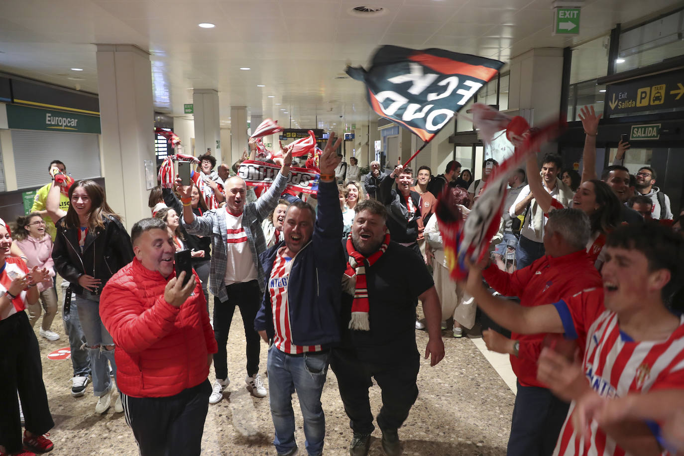 Caluroso recibimiento del Sporting en el aeropuerto de Asturias