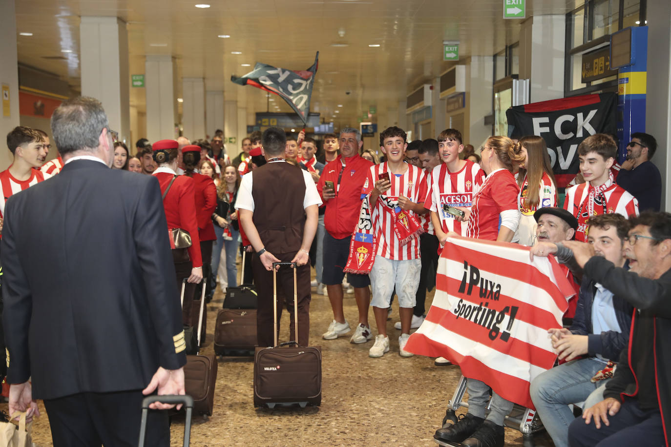 Caluroso recibimiento del Sporting en el aeropuerto de Asturias