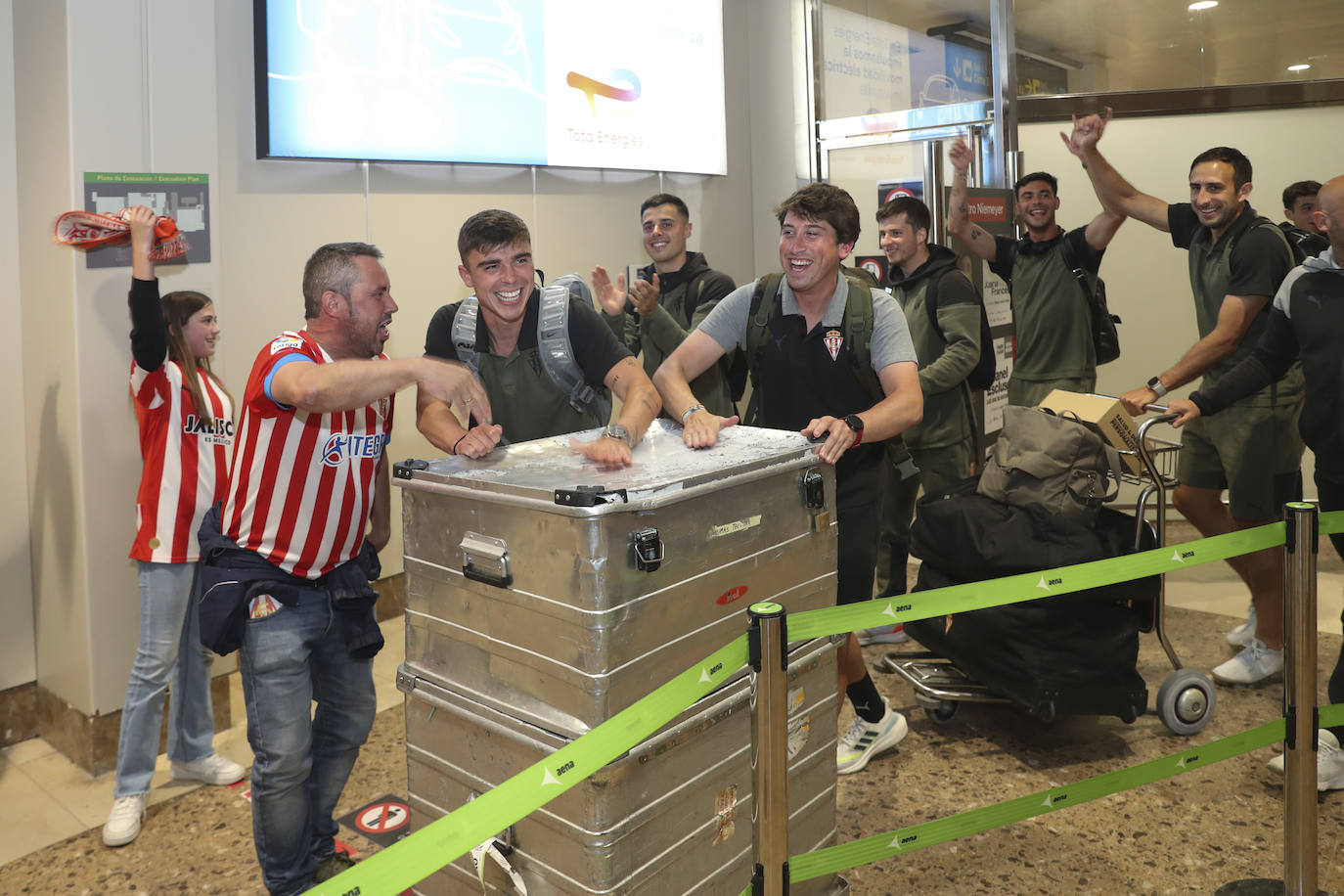 Caluroso recibimiento del Sporting en el aeropuerto de Asturias