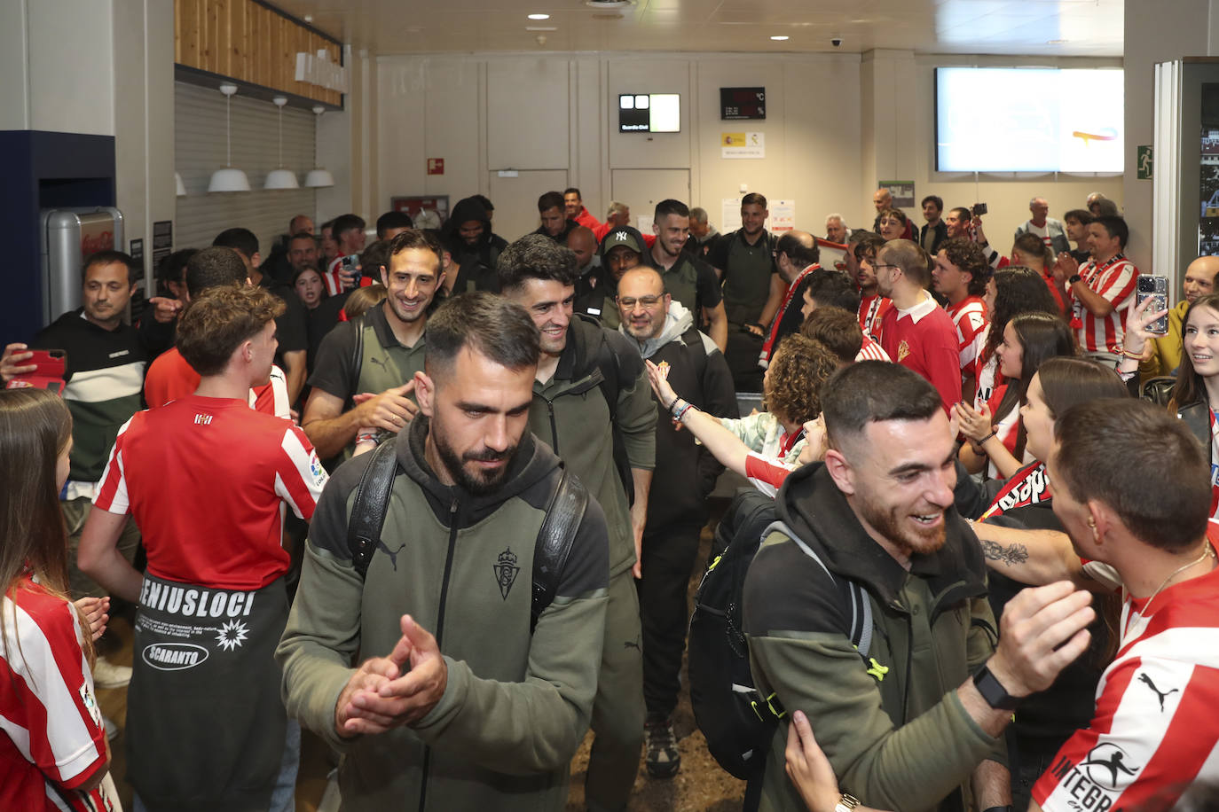 Caluroso recibimiento del Sporting en el aeropuerto de Asturias