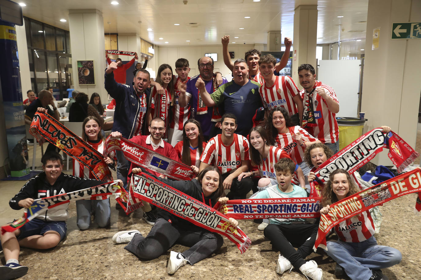 Caluroso recibimiento del Sporting en el aeropuerto de Asturias