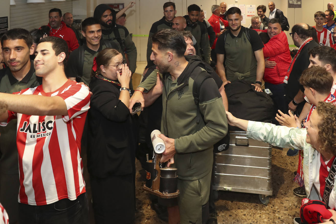 Caluroso recibimiento del Sporting en el aeropuerto de Asturias