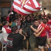 Caluroso recibimiento del Sporting en el aeropuerto de Asturias