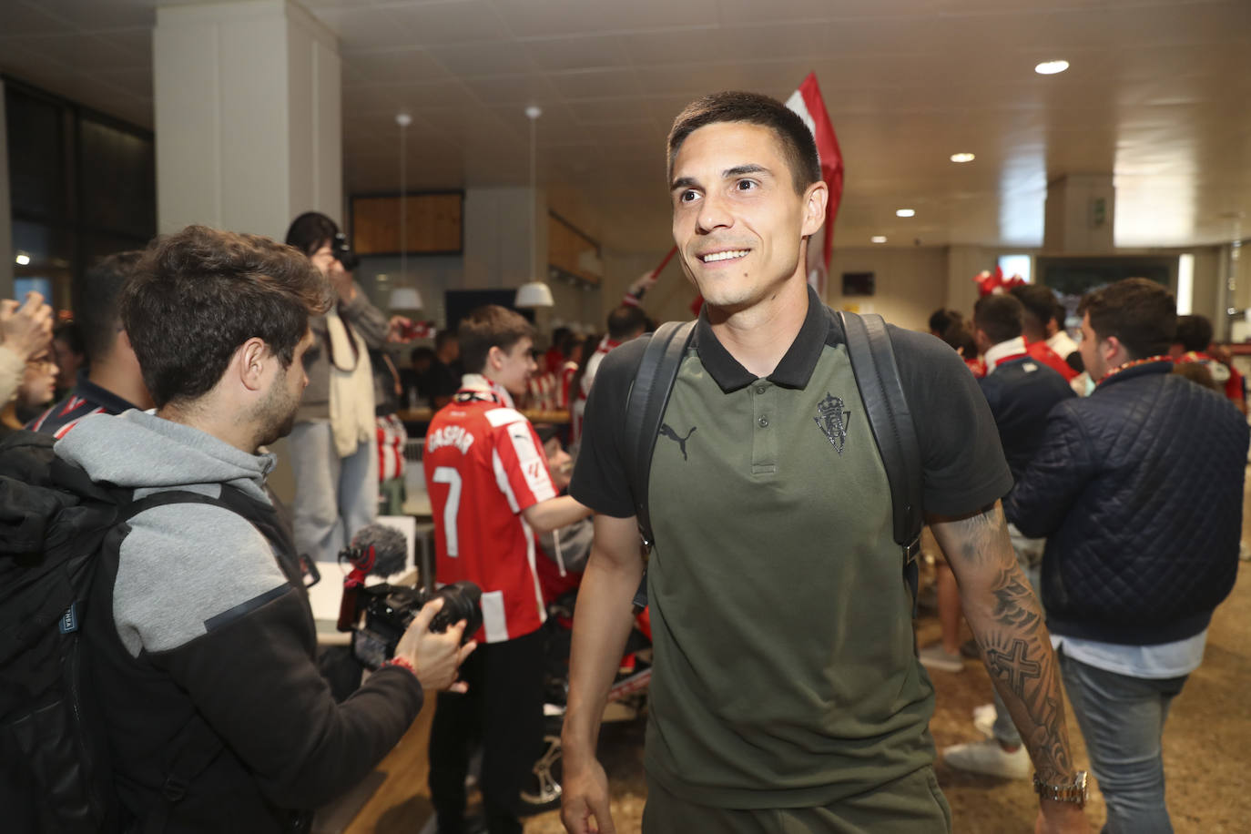 Caluroso recibimiento del Sporting en el aeropuerto de Asturias