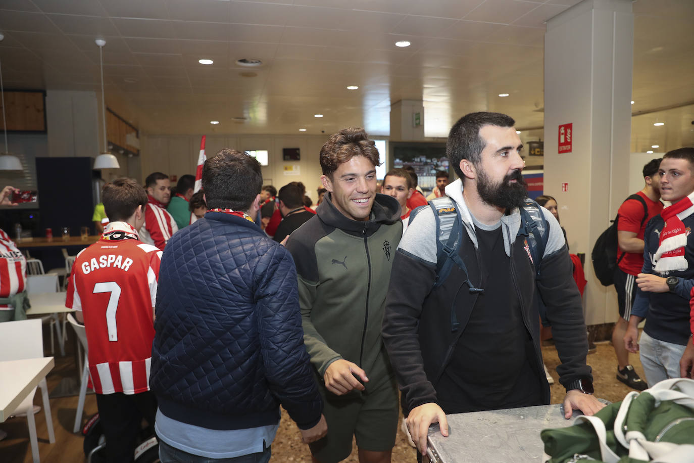 Caluroso recibimiento del Sporting en el aeropuerto de Asturias