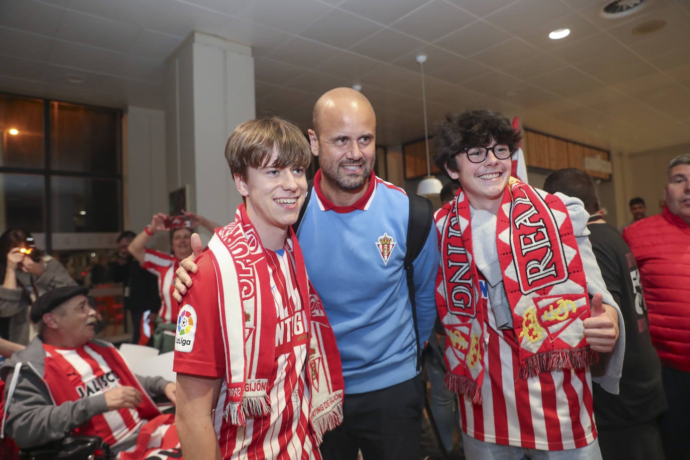 Caluroso recibimiento del Sporting en el aeropuerto de Asturias