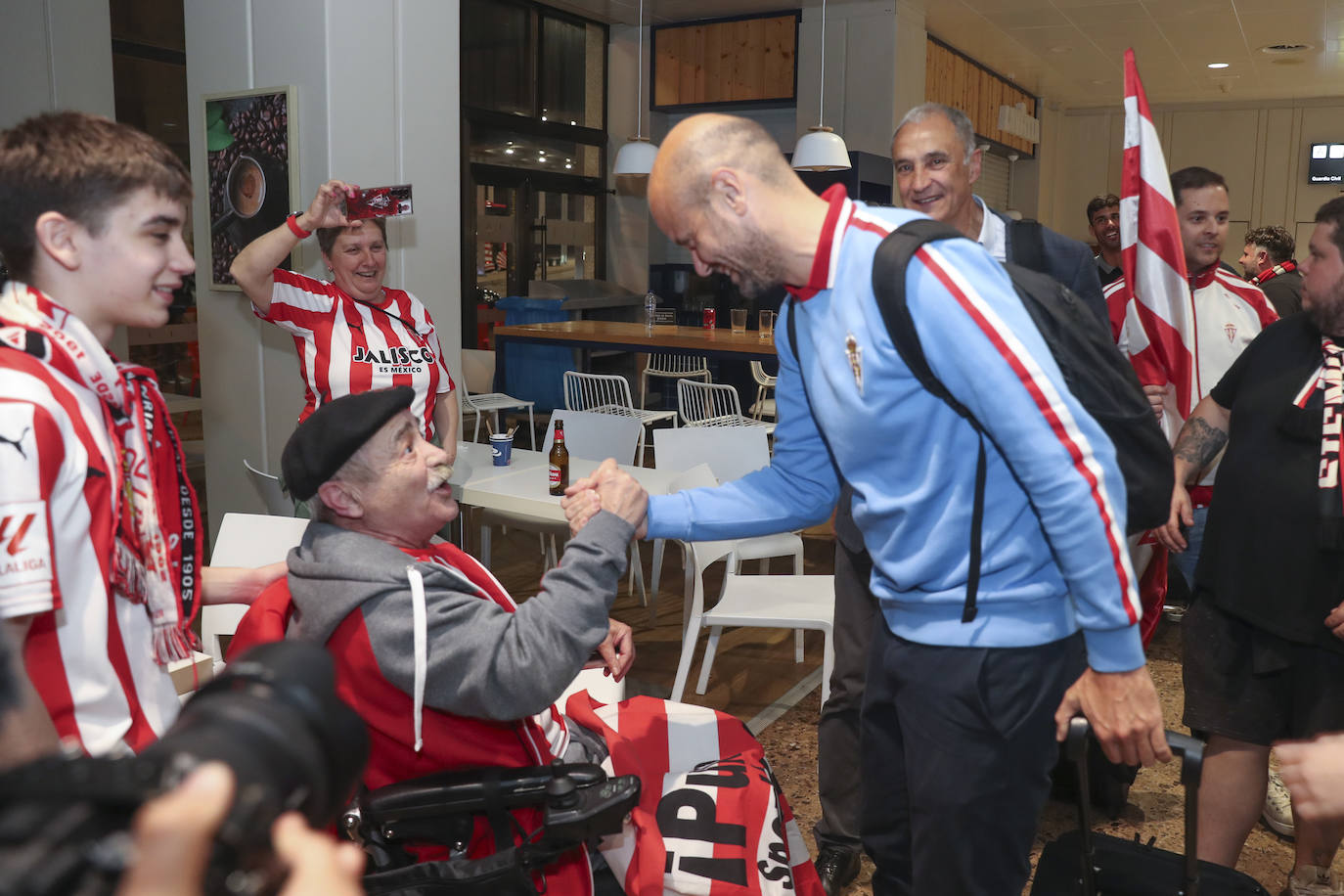 Caluroso recibimiento del Sporting en el aeropuerto de Asturias