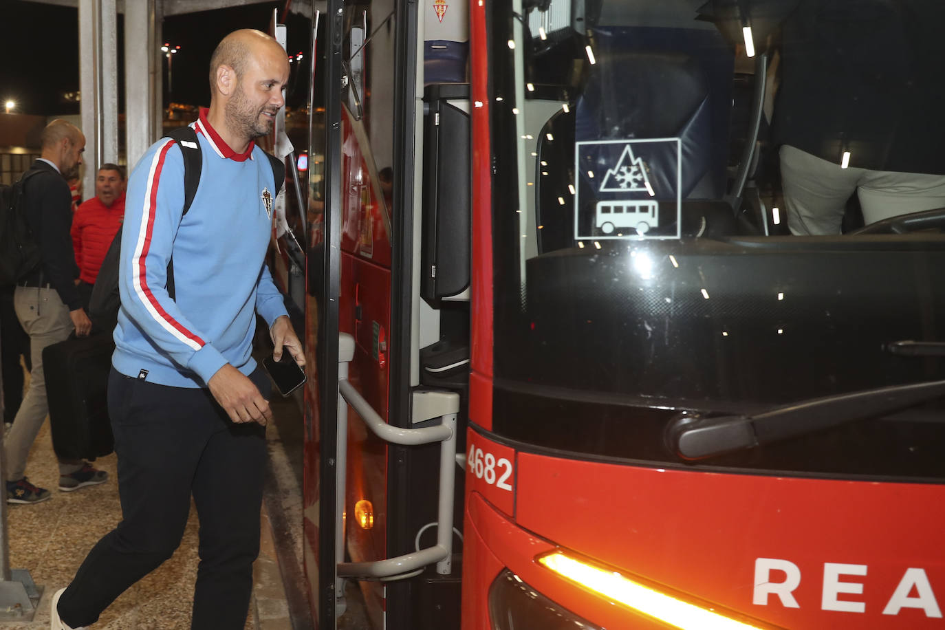 Caluroso recibimiento del Sporting en el aeropuerto de Asturias