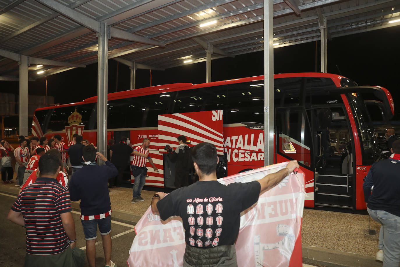 Caluroso recibimiento del Sporting en el aeropuerto de Asturias