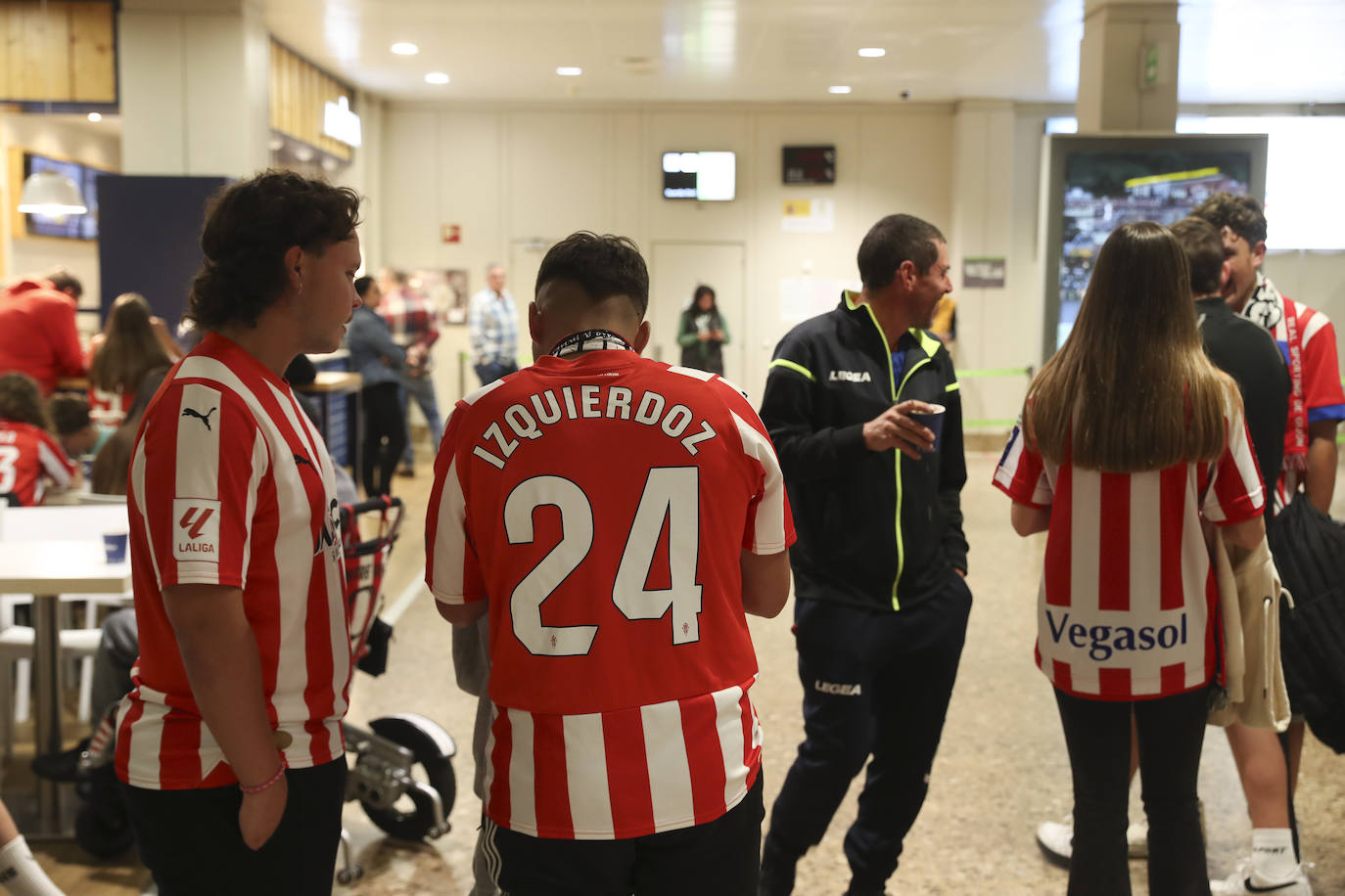 Caluroso recibimiento del Sporting en el aeropuerto de Asturias