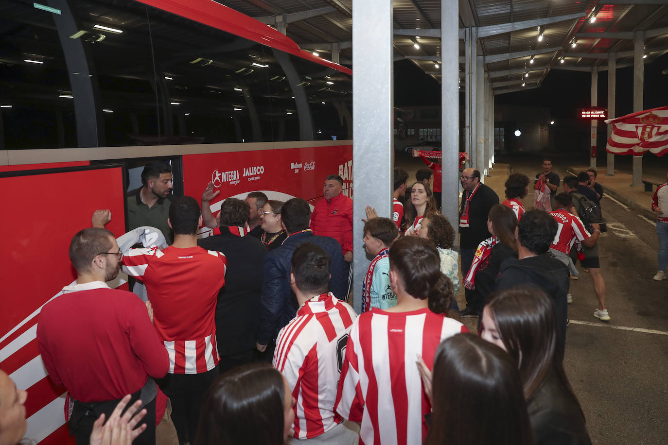 Caluroso recibimiento del Sporting en el aeropuerto de Asturias