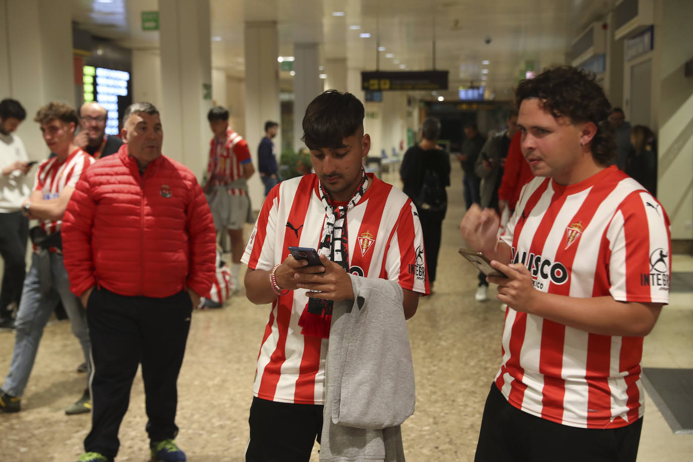 Caluroso recibimiento del Sporting en el aeropuerto de Asturias