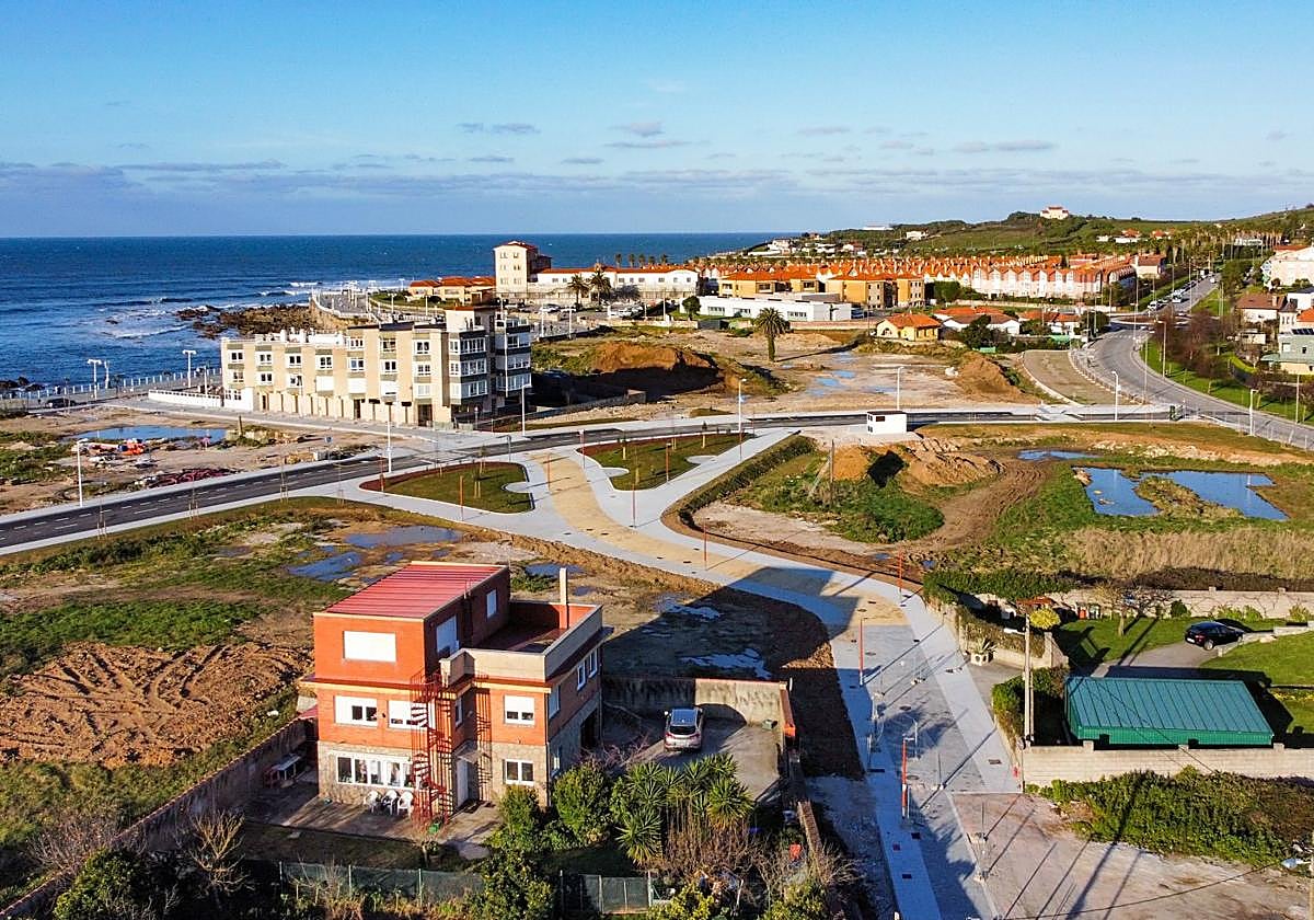 En primer término parcela del chalé que ocupa Felipe Palacios en el 153 del Camino de los Olmos y que el juez le ordena abandonar.
