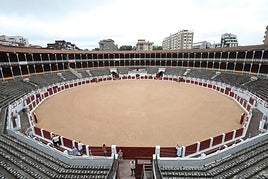 Interior de la plaza de toros de El Bibio.