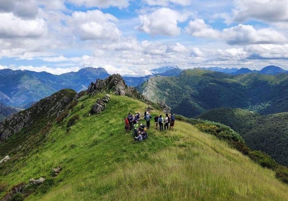 Como una «escuela de montaña» el campamento del AMA Torrecerredo tiene diseñado un completo programa en la naturaleza para chicos y chicas entre los 8 y los 17 años.