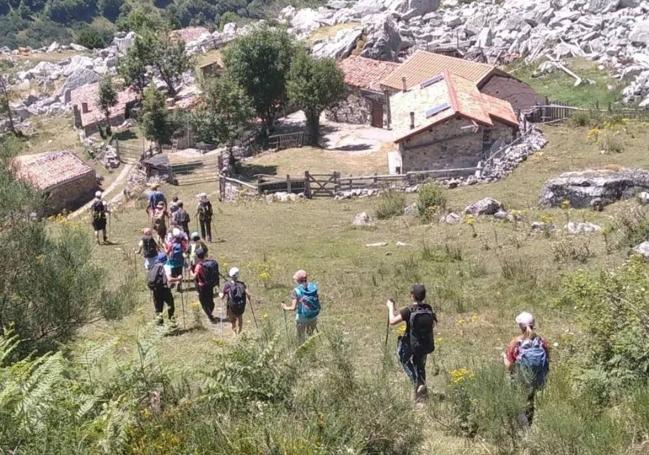 Las salidas senderistas y la investigación del entorno se complementan con comida casera, instalaciones propias contodo lo necesario y guías de montaña titulados acompañando a los chavales en todo momento