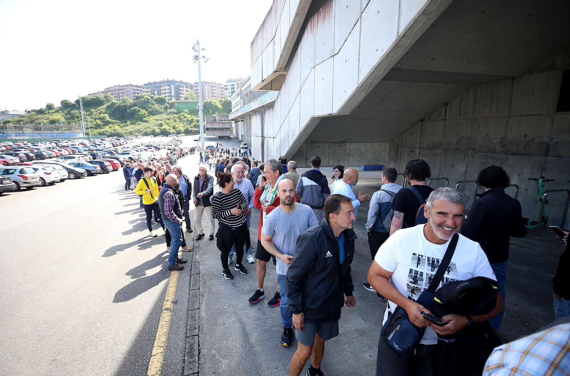 Los oviedistas acuden a la llamada del &#039;play off&#039;: largas colas para conseguir una entrada