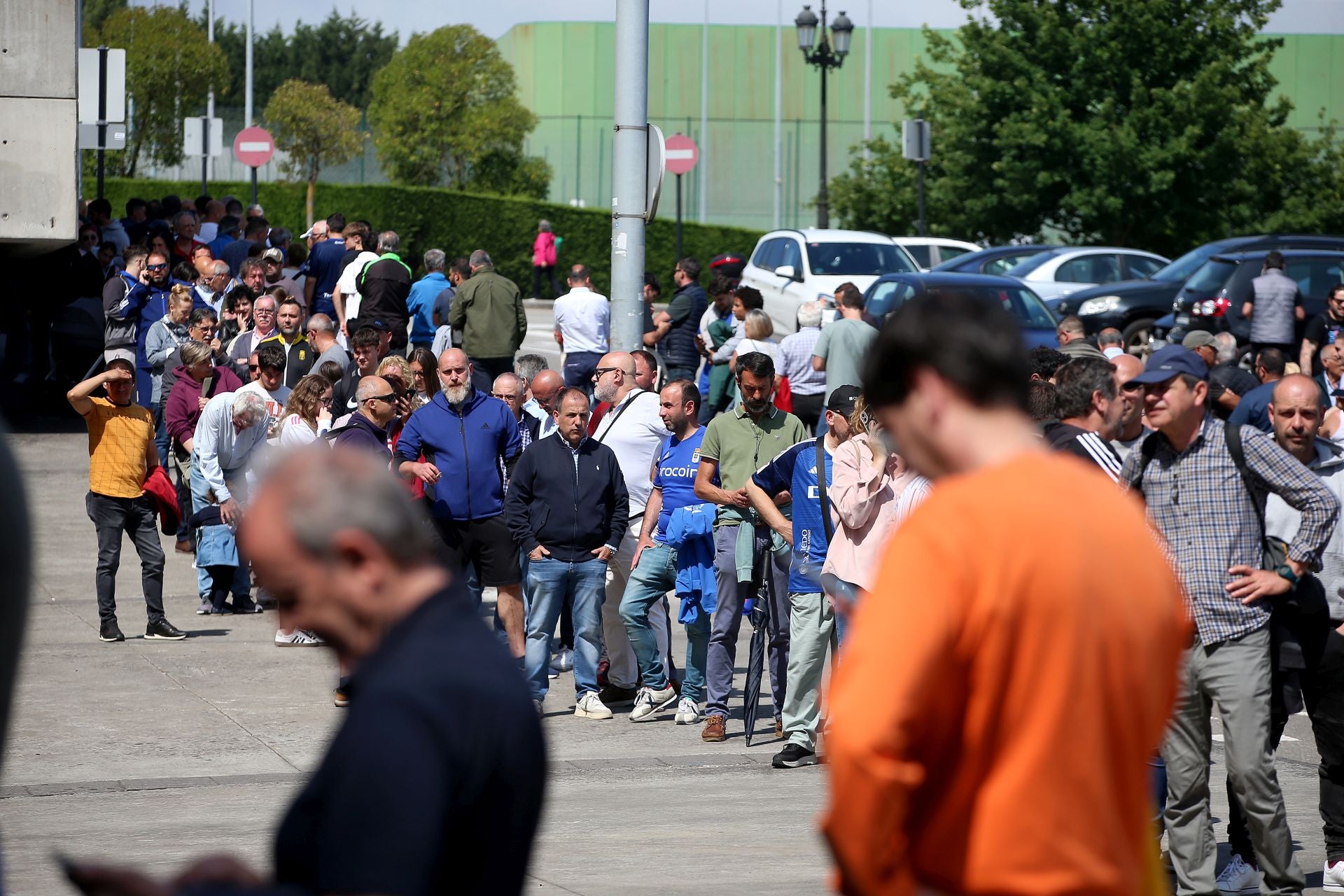 Los oviedistas acuden a la llamada del &#039;play off&#039;: largas colas para conseguir una entrada