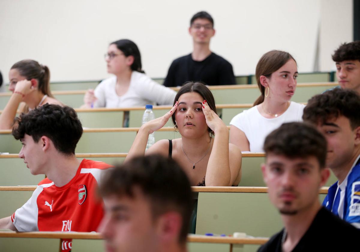 Nervios, incertidumbre y repasos de última hora: así viven los asturianos el inicio de la EBAU