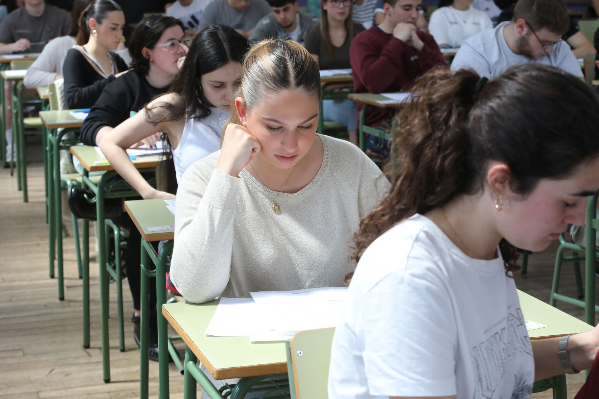 Nervios, incertidumbre y repasos de última hora: así viven los asturianos el inicio de la EBAU