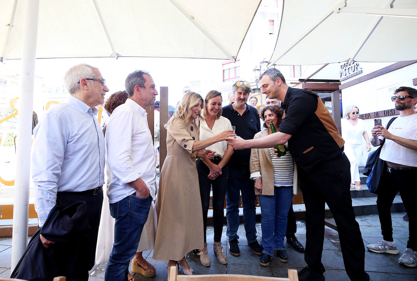 Yolanda Díaz, en Asturias: de sidras entre &#039;selfies&#039;