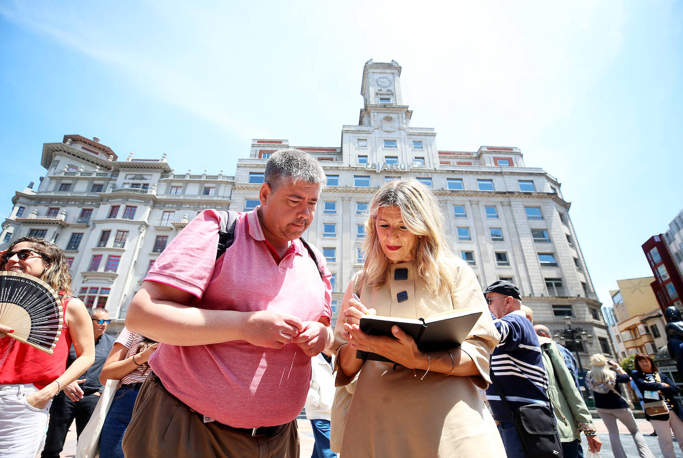 Yolanda Díaz, en Asturias: de sidras entre &#039;selfies&#039;