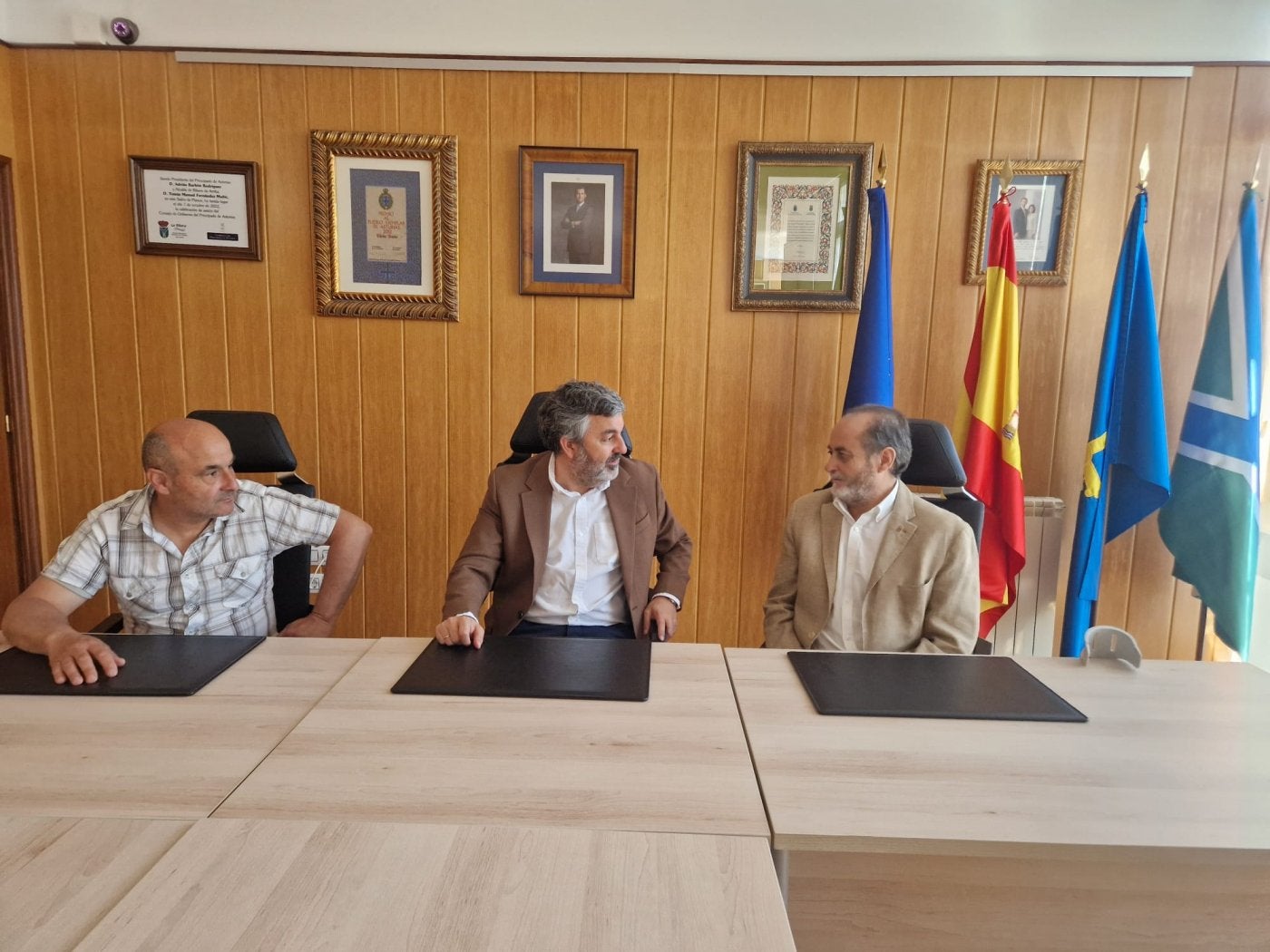 El consejero de Fomento, entre el edil de Medio Ambiente y el alcalde de Ribera de Arriba.