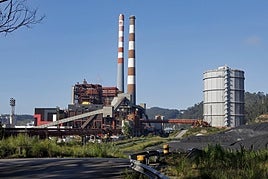 Viales que pretende aprovechar el proyecto del PP y a la derecha terrenos en los que se construirá la planta de hidrógeno proyectada por EdP.