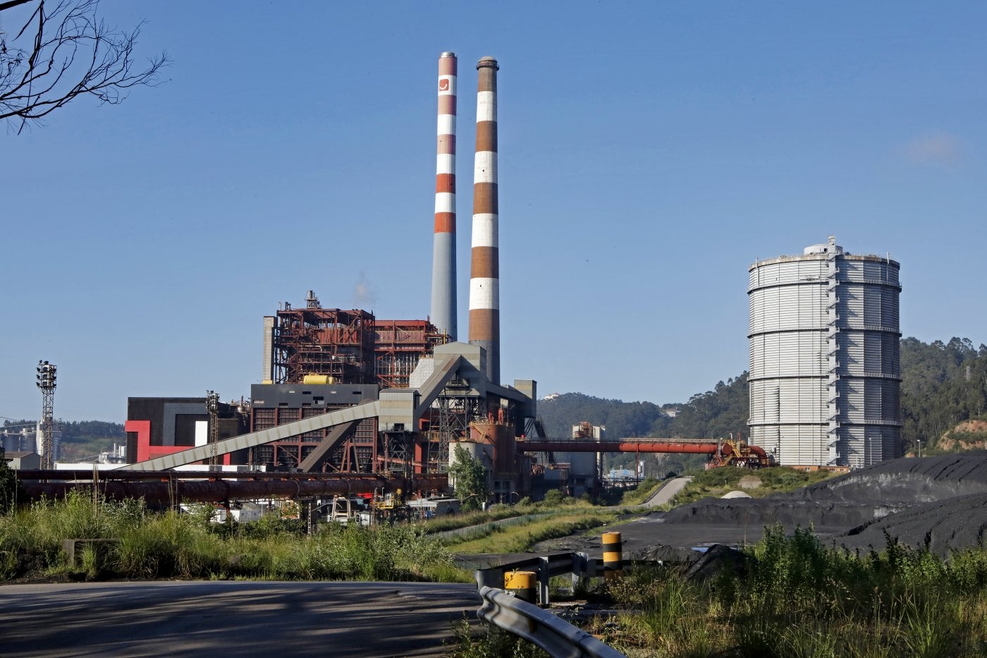 Viales que pretende aprovechar el proyecto del PP y a la derecha terrenos en los que se construirá la planta de hidrógeno proyectada por EdP.