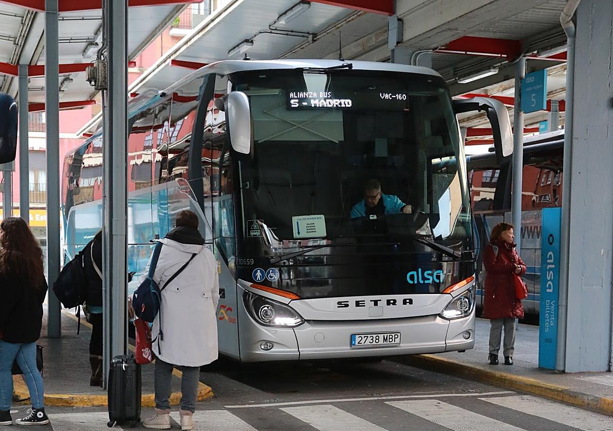 Viajera se prepara para coger el autobús a Madrid.