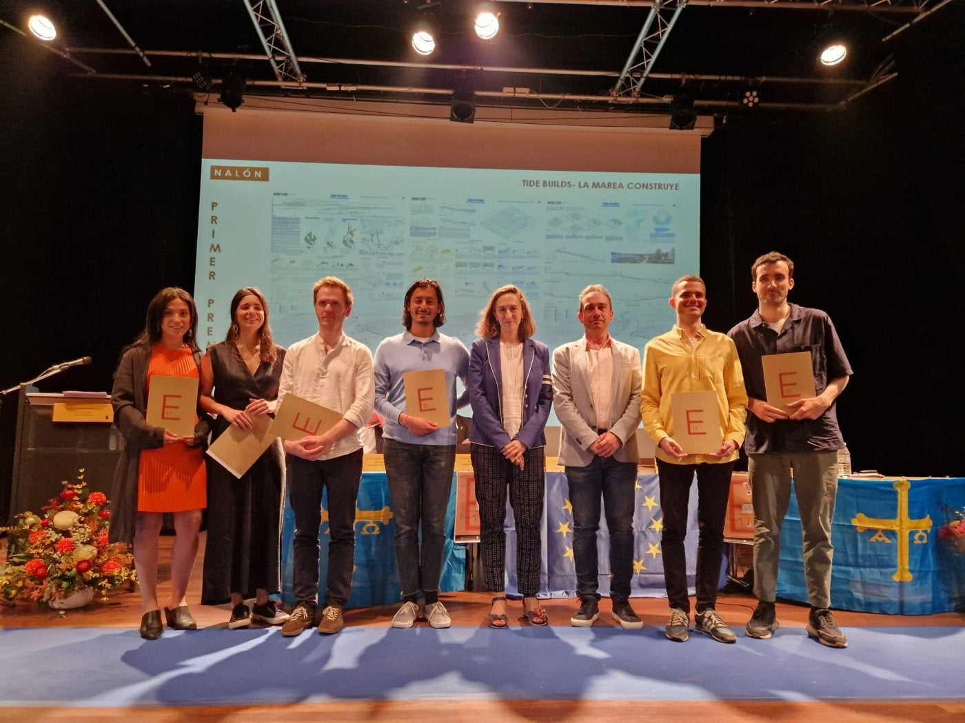 Ovidio Zapico (tercero por la izquierda) con los dos ganadores de los proyectos del Bajo Nalón.