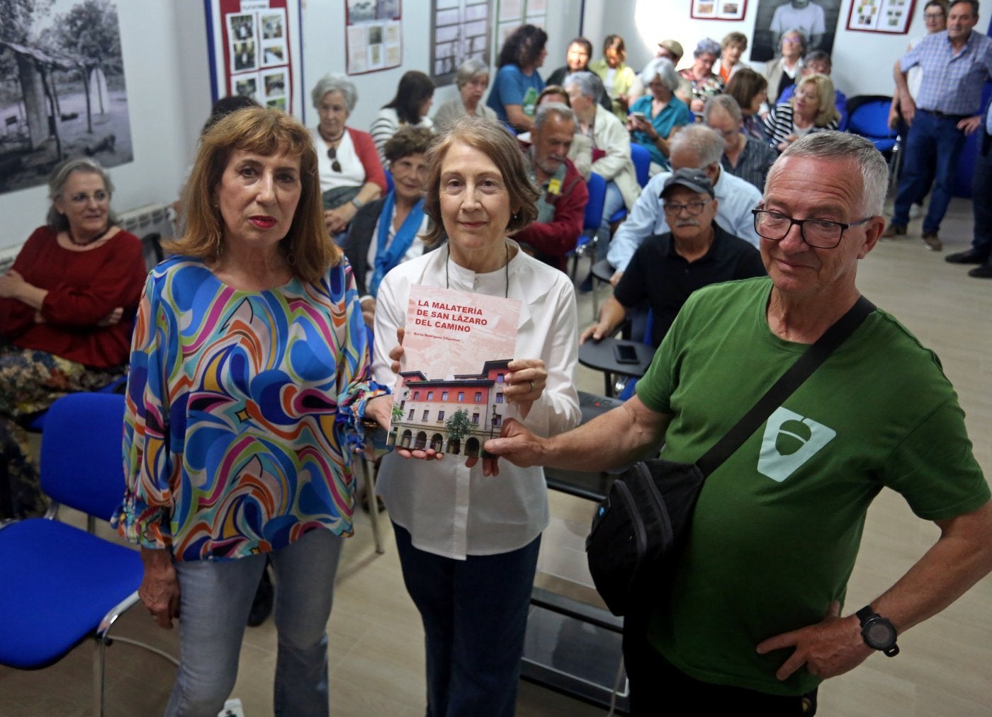 Berta Rodríguez, Beatriz Giudici y un miembro de la plataforma vecinal.