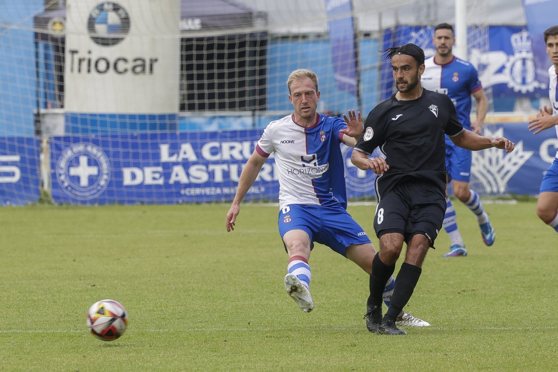 Edu Cortina, que jugó lesionado la recta final de la temporada, en un lance ante el Manchego.