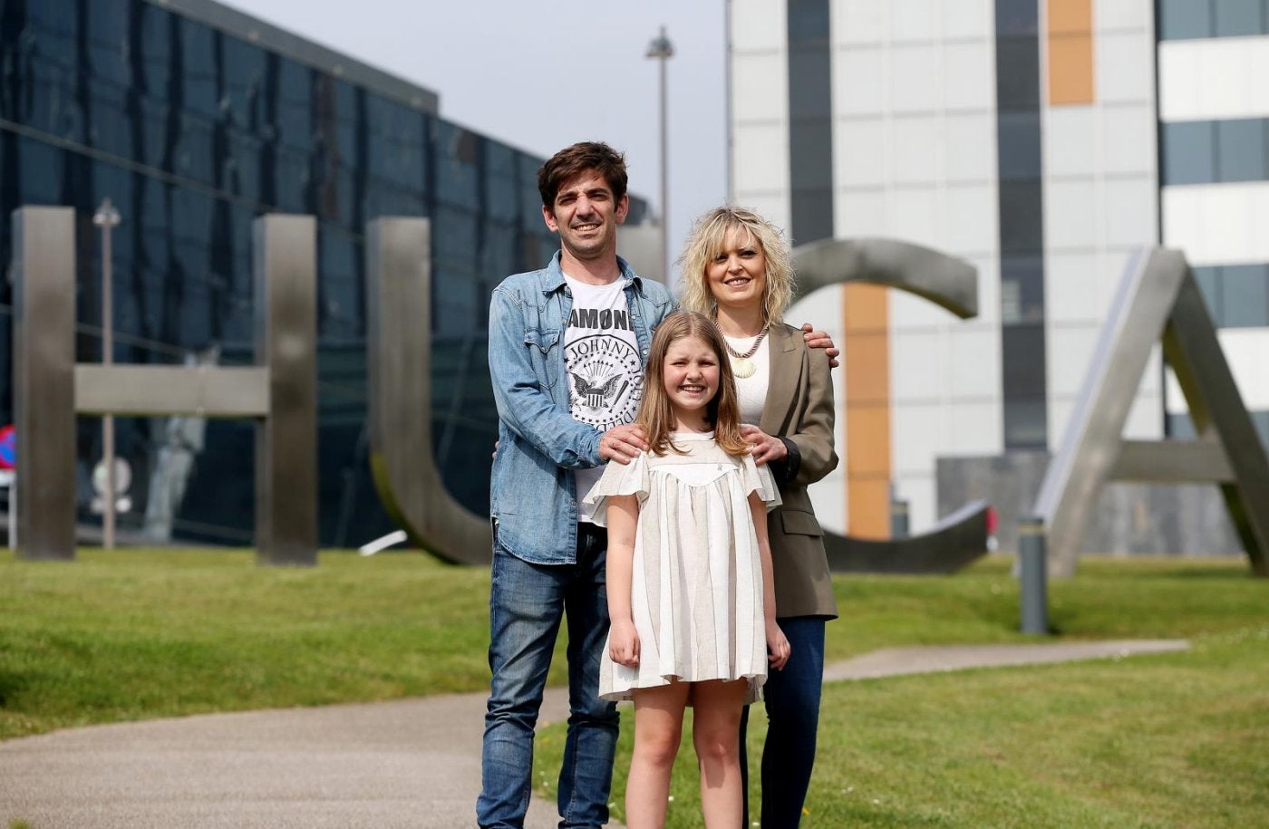 Noa Ramírez Casado, con sus padres, delante del HUCA.