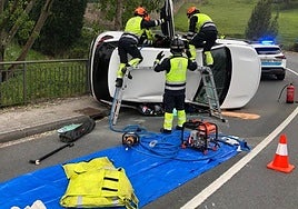 Intervención de los bomberos para excarcelar a la herida.