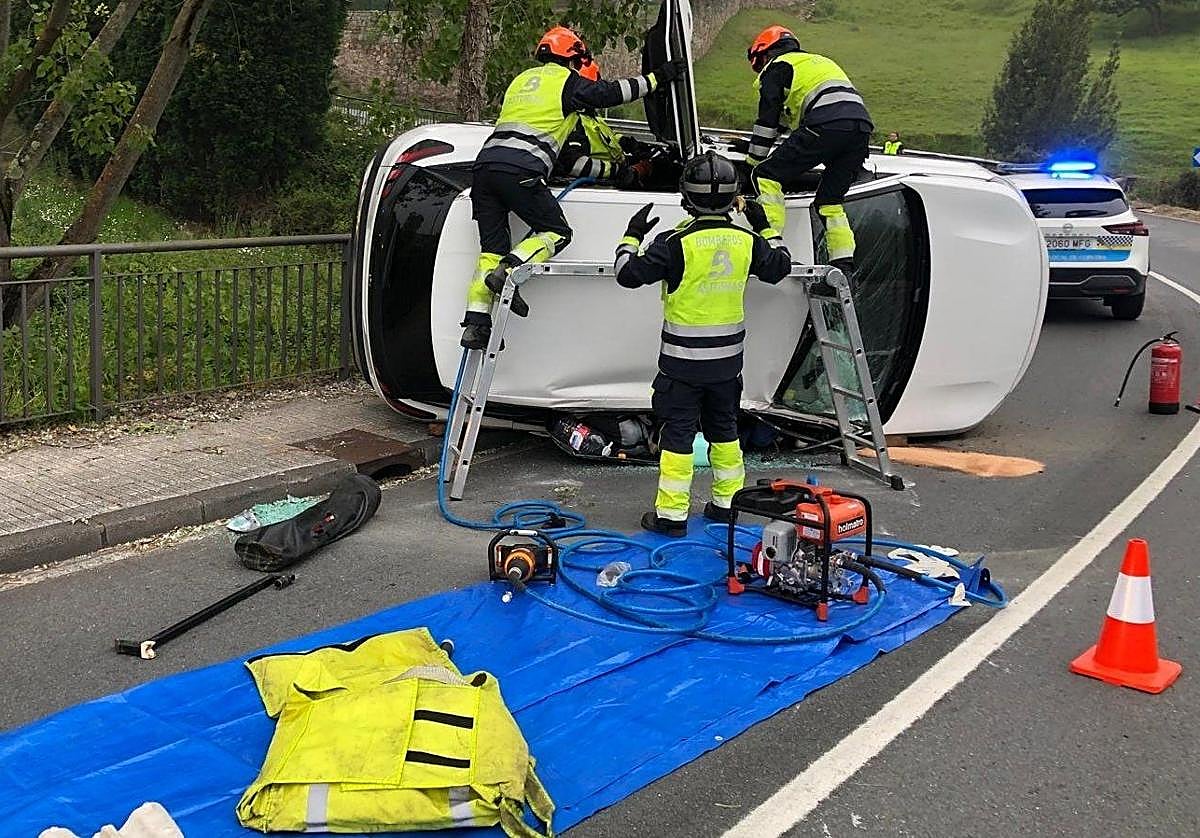 Intervención de los bomberos para excarcelar a la herida.