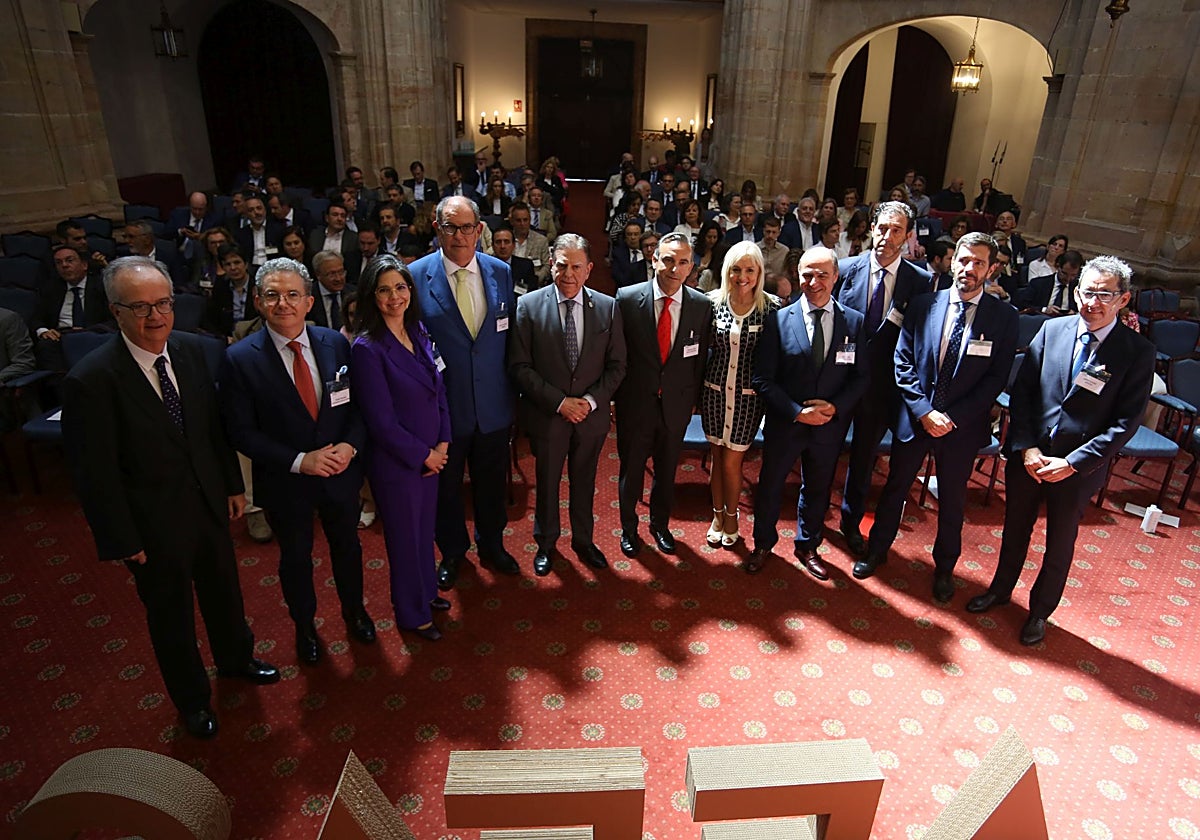 El presidente de Aefas, Íñigo Cabal, junto al resto de autoridades y empresarios en la asamblea de la asociación